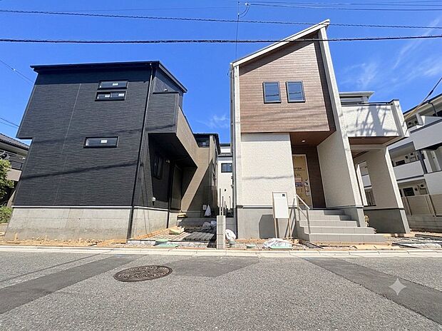 勾配ある屋根が印象的な外観です。(令和8年7月撮影)