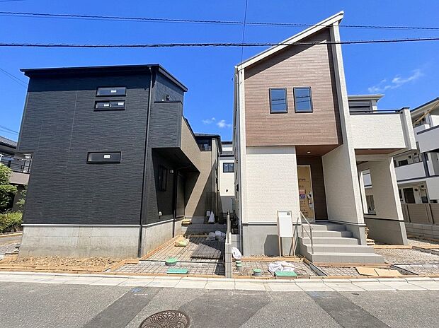 右側が当物件。小学校まで徒歩6分でお子様の通学も安心です。(令和8年7月撮影)