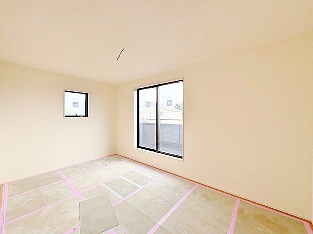 バルコニーからの明るい陽光がお部屋に差し込みます。(令和8年7月撮影)