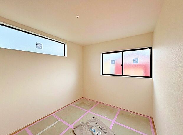 二面採光により陽光が差し込む温かみのあるお部屋。(令和8年7月撮影)