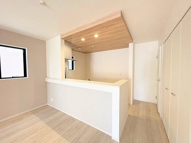 ダイニングとつながるキッチンからは部屋中が見渡せます。