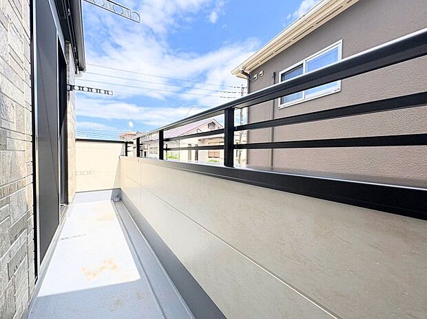 バルコニーからの明るい陽光がお部屋に差し込みます。