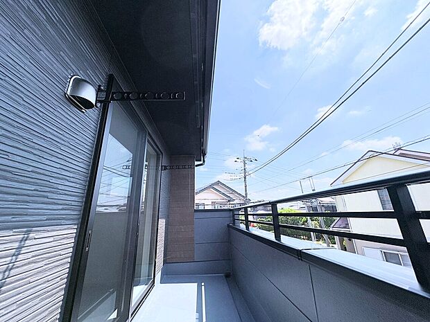 二部屋から行き来できるワイドバルコニーを配置しています。