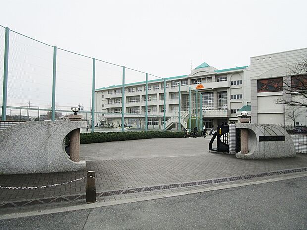 向小学校まで約450m