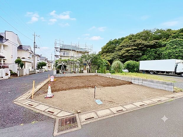 自然と家族のコミュニケーションが生まれるリビングスルー階段を採用。(令和8年6月 撮影)
