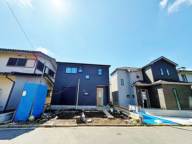 周辺には商業施設や公共施設、病院など生活に必要な施設が集まっています。(令和8年8月 撮影)
