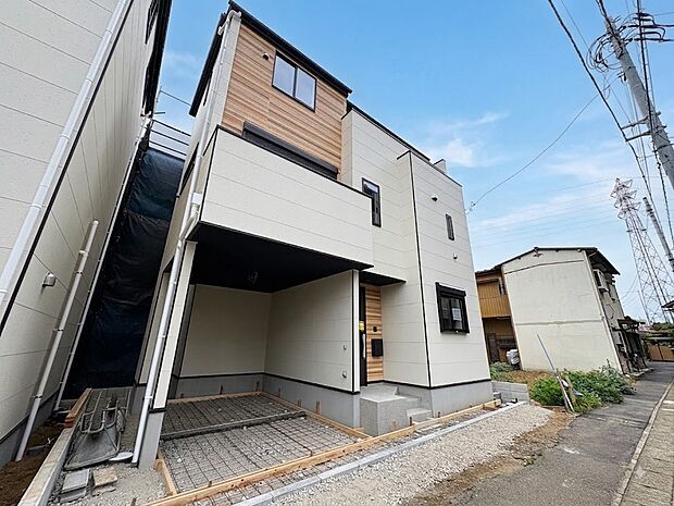 洗練されたデザインの外観が街並みに彩りを演出します。(令和8年8月撮影)