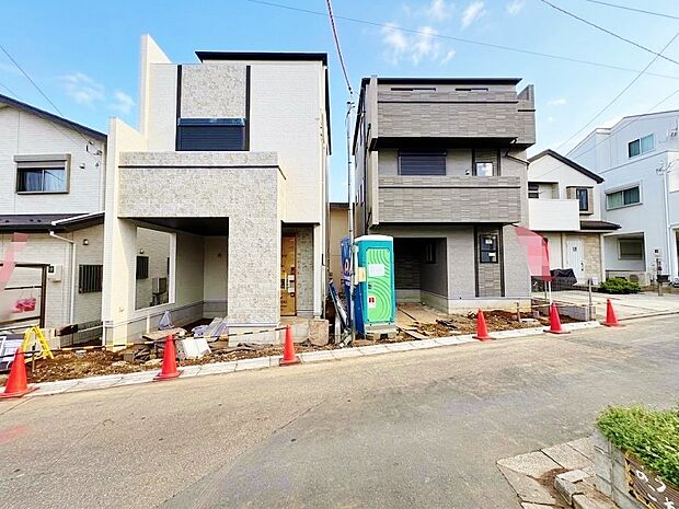 右側が当物件。繰り返す地震に強い制震ダンパー標準装備。(令和8年9月撮影)