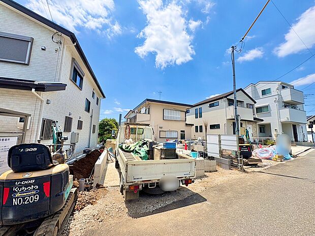 雨や風、雪などから車を守ってくれるビルトインガレージを採用。(令和8年7月撮影)