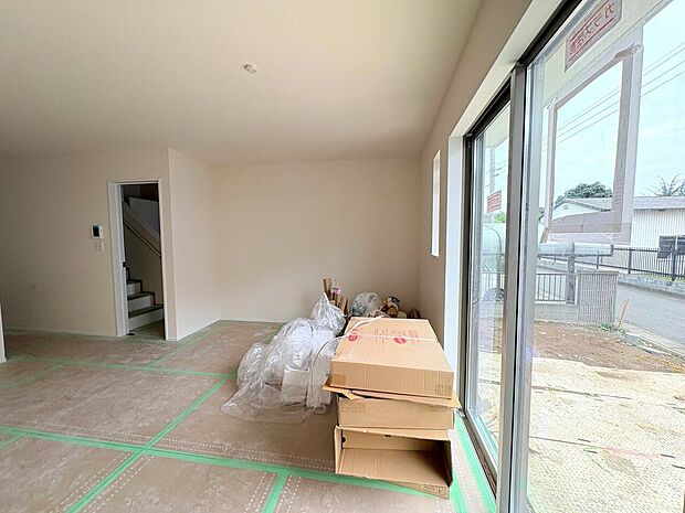 室内には豊かな陽光が注ぎ込み、爽やかな住空間を演出。(令和8年8月撮影)