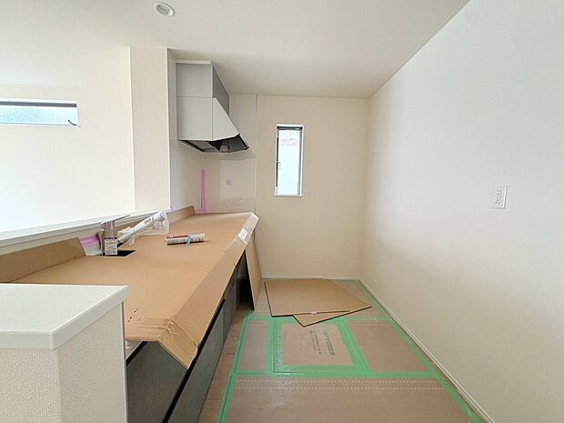 自然光が入る明るいキッチンは、作業スペースも広くとっています。(令和8年8月撮影)