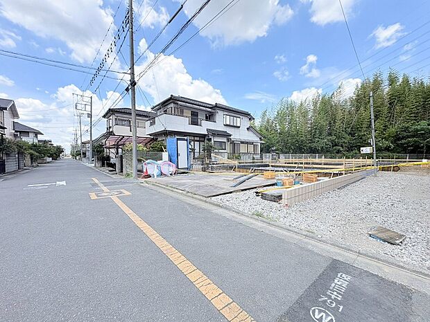 全面道路は約6mあり、車の出し入れも安心です。(令和8年8月 撮影)