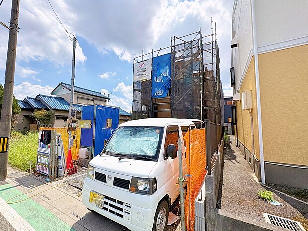 カースペースには並列で2台駐車可能です。(令和8年8月撮影)