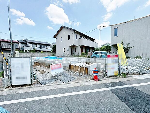 南向きで採光良好なお住まい。前面幅員8mで駐車時も安心です。(令和8年7月撮影)