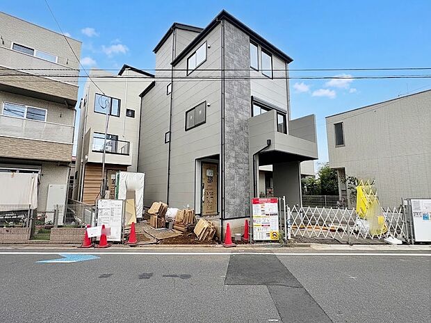 南向きで採光良好なお住まい。前面幅員8ｍで駐車時も安心です。(令和8年9月撮影)