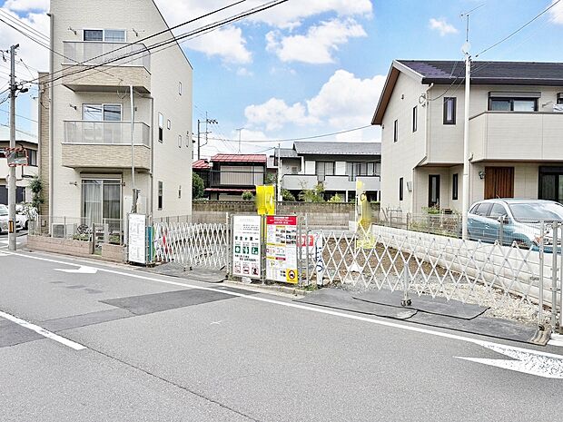 リビングには床暖房が設置され、楽しい時間をより快適にしてくれます。(令和8年6月 撮影)