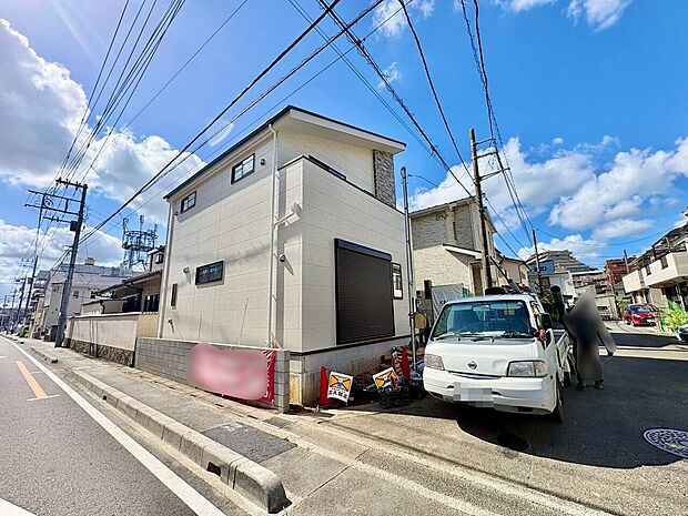 前面道路幅員13ｍ×6ｍの角地に面しています。(令和8年8月撮影)