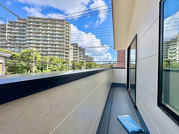 二部屋から行き来できる続きバルコニーを配置しています。(令和8年8月撮影)