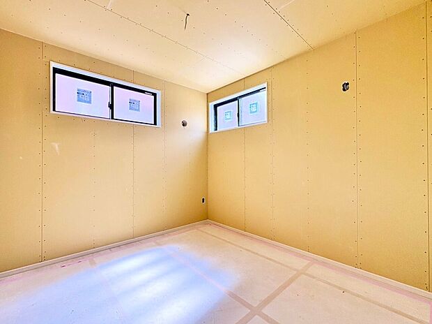 二面採光により陽光が差し込む温かみのあるお部屋。(令和8年8月撮影)