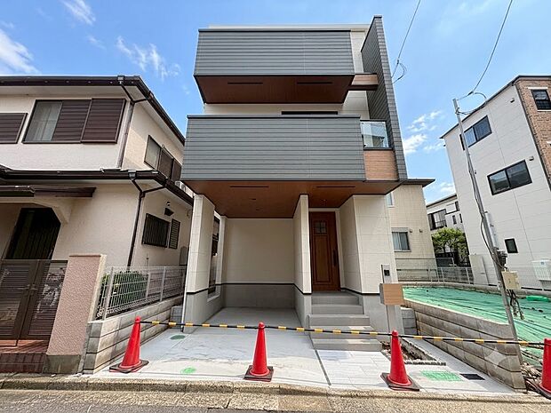 与野駅より徒歩18分、リビングを2階に設けることでプライバシーと開放感を両立。