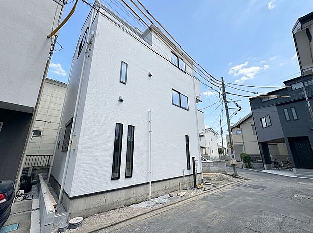 ルーフバルコニーは家族の憩いの場として、贅沢な時間を楽しめます。(令和8年10月撮影)