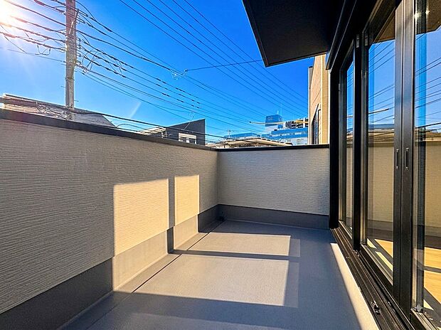 バルコニーからの明るい陽光がお部屋に差し込みます。