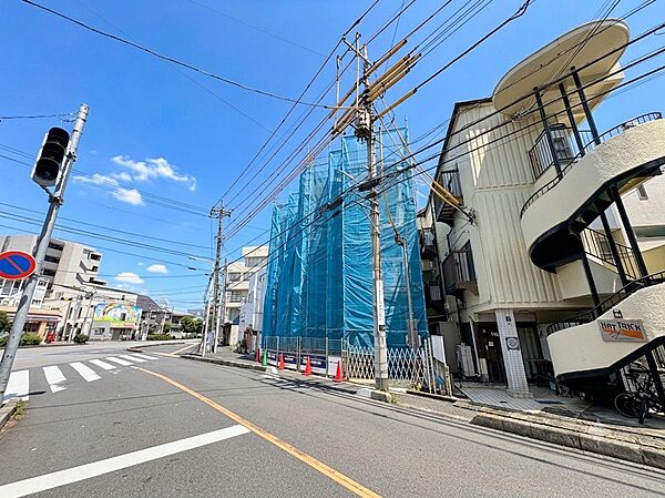 雨や風、雪などから車を守ってくれるビルトインガレージを採用。(令和8年7月 撮影)