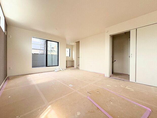 2階に設けたＬＤＫは空間を明るく照らすことのできるバルコニーに面した間取り。(令和8年8月撮影)