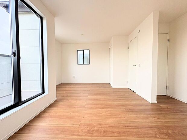 お部屋の窓を開ければ、開放感のある立地ならではの青空が。