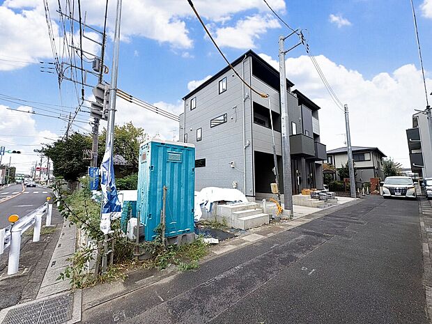 手前の区画が当物件。キッチンからリビング全体を見渡せます。(令和8年10月撮影)