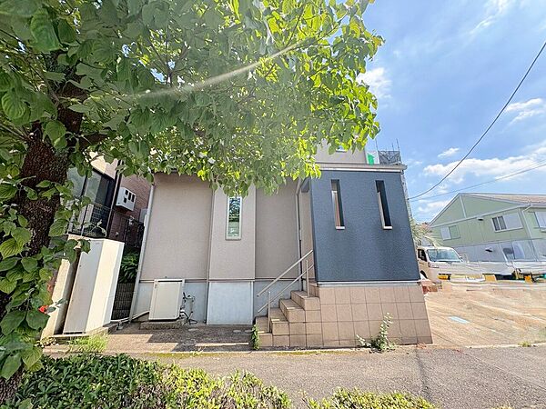 敷地内に1台分のカースペースがございます。前面道路はゆとりある16m幅員で駐車時も安心です。