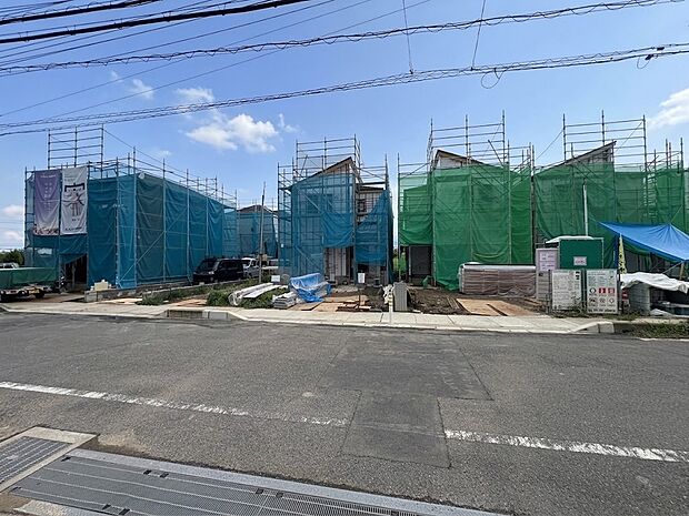 前面道路はゆったり幅員で車の出入りやすれ違いにも十分です。(令和8年9月 撮影)