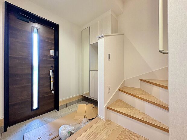 明るさと清潔感を兼ね備えた玄関が建物内へと導きます。