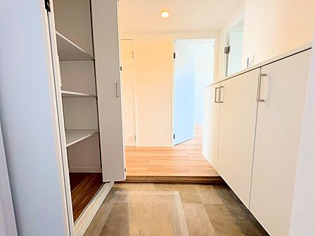 「行ってきます」と「ただいま」はこの玄関から始まります。