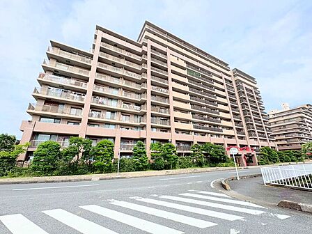 白岡駅徒歩4分、3棟総戸数796戸のビッグコミュニティ。14階建て11階部分につき眺望良好です。