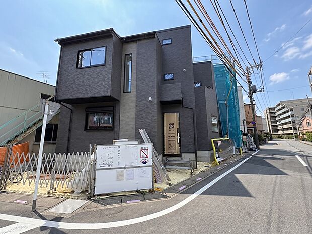16帖のLDKは採光に富んだ設計で明るい空間を演出。(令和8年8月撮影)
