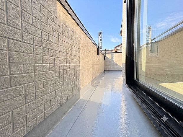 二部屋から行き来できる大型バルコニーを配置しています。