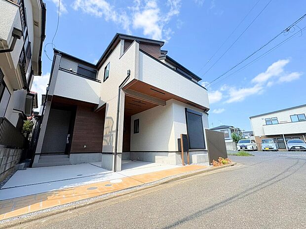 美しい外壁が高級感を演出するモダンなお住まい。