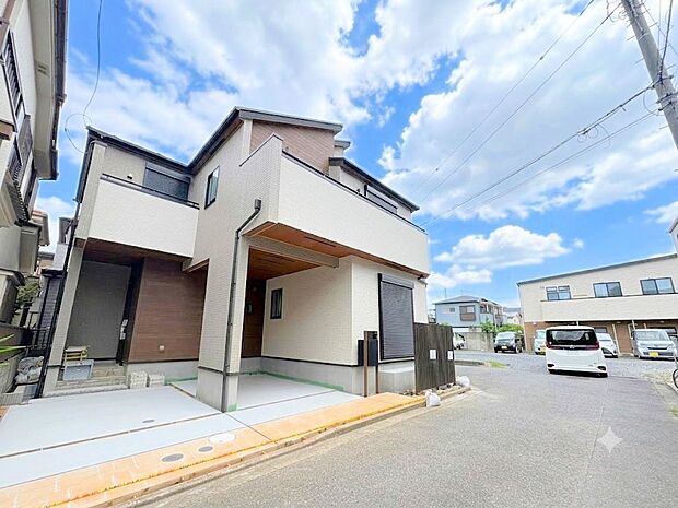 美しい外壁が高級感を演出するモダンなお住まい。