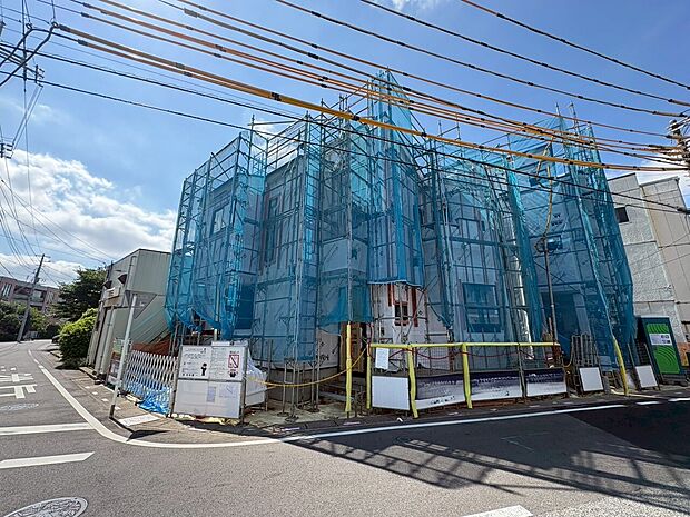 右が当物件。プライバシーに配慮した2階リビング設計。(令和8年7月撮影)