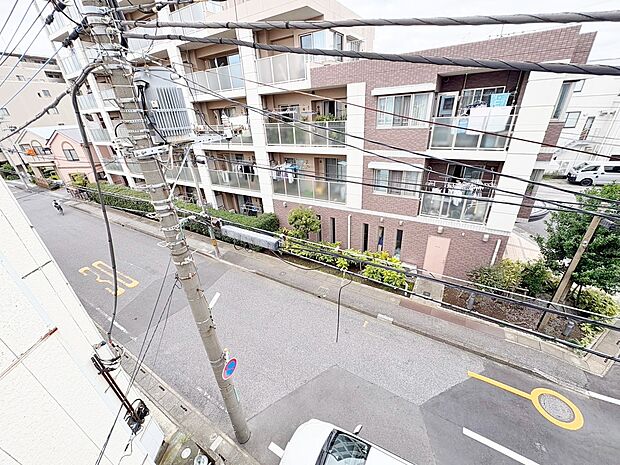 ゆったりとした駐車スペースは、お車の駐車が苦手な方も安心です。