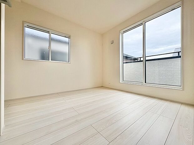 日照に恵まれたお部屋。豊かな陽光がこの場所を照らしだします。