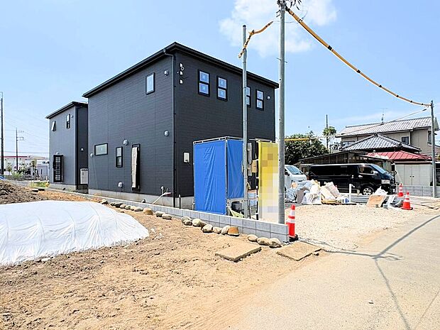リビングと続き間の洋風和室を備えた快適な間取り。(令和8年8月撮影)