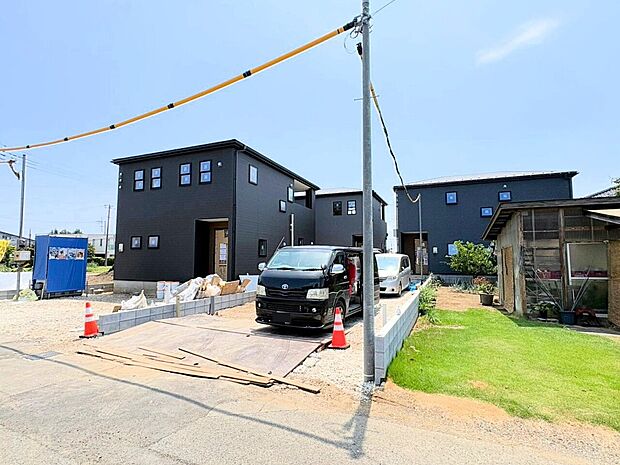 【2号棟】左奥が当物件。敷地46.3坪の4LDK。全居室2面採光で陽当たり・通風良好。(令和8年8月撮影)