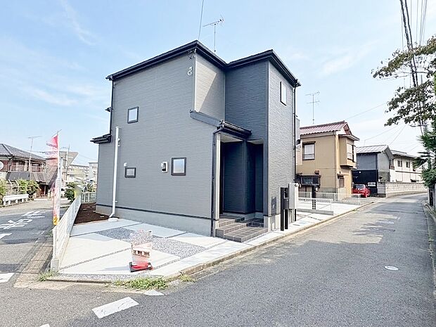 【1号棟】角地に面した邸宅。小学校まで徒歩6分、お子様の通学も安心です。