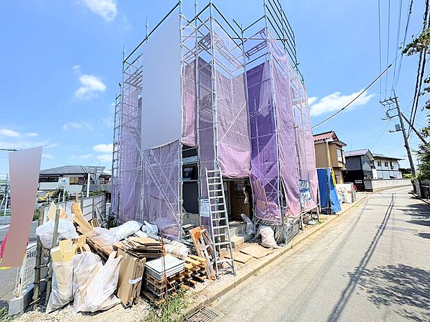 広々とした16帖のLDKの一角には3帖の畳コーナーを備えています。(令和8年7月撮影)