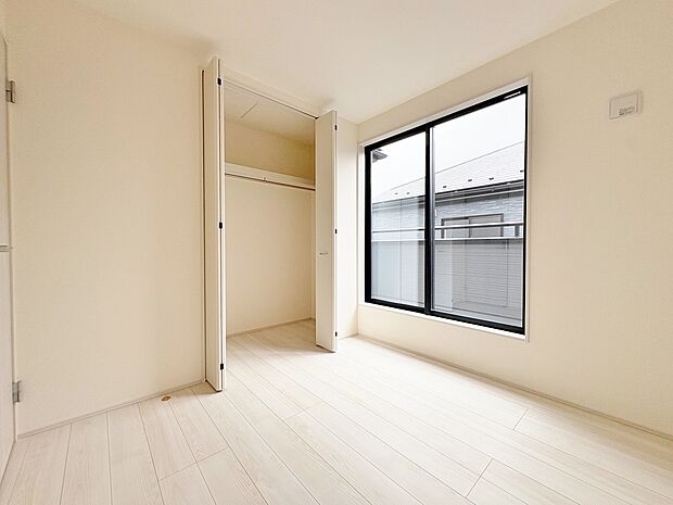 日照に恵まれたお部屋。豊かな陽光がこの場所を照らしだします。