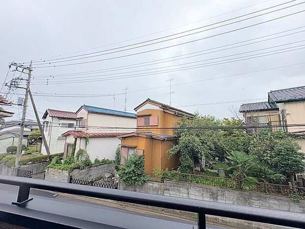 いつまでも輝き続けながら、いつしか街の風景に溶け込んでいきます。