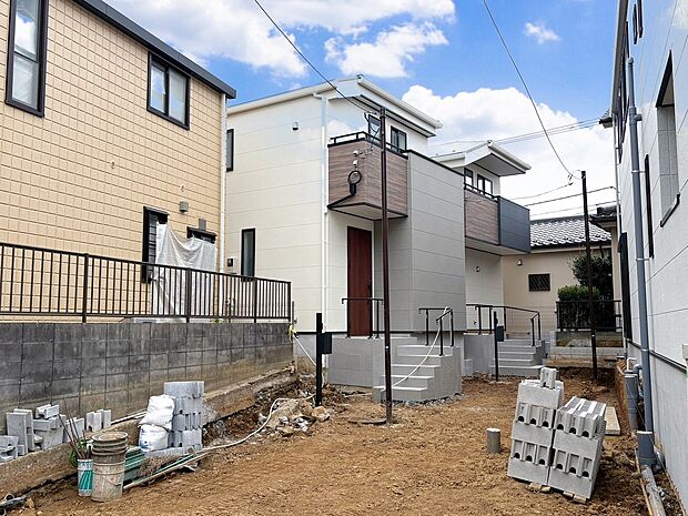 洗練されたデザインの外観が街並みに彩りを演出します。(令和8年7月撮影)