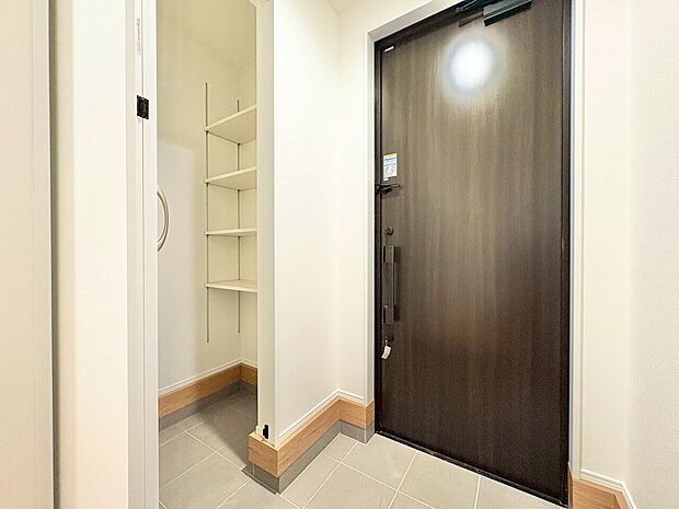 収納スペースを設け、清潔感のある玄関を保ちます。